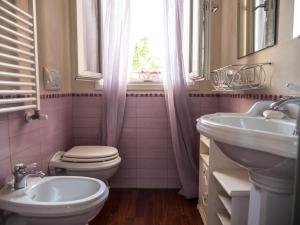 A bathroom at B&B Zelmirà