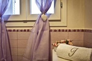 A bathroom at B&B Zelmirà
