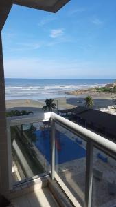 a balcony with a view of the beach at Apartamento, ampla sacada com vista para o mar! in Itanhaém
