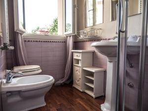 A bathroom at B&B Zelmirà