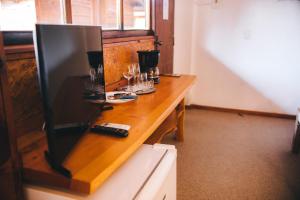 a wooden counter top in a room with a refrigerator at Pousada Aberdeen in Campos do Jordão