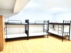 Cette chambre comprend 3 lits superposés. dans l'établissement Like Home Hostel na Timiryazeva, à Almaty