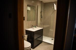 The Royal Hotel في كوكزتاون: حمام مع حوض ودش ومرحاض