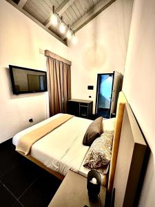 a bedroom with a bed and a tv in it at Dazio Exclusive Rooms in Rome