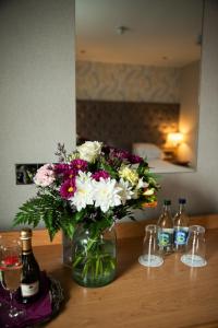 The Royal Hotel في كوكزتاون: مزهرية من الزهور تقف على طاولة