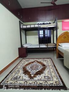 Tempat tidur susun dalam kamar di Vasishta Homestay