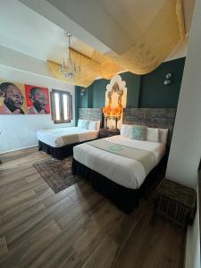 Letto o letti in una camera di CasaBlanca Hotel
