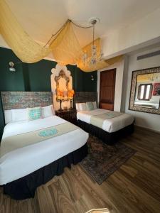 Letto o letti in una camera di CasaBlanca Hotel
