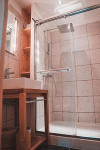 a shower with a glass door in a bathroom at Le Moulin de L'Isle - Maison chaleureuse in LʼIsle-Bouzon +12 photos