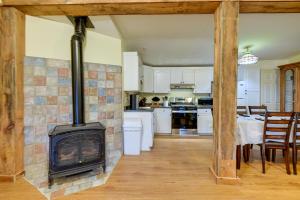 een woonkamer met een fornuis in een keuken bij Pet-Friendly North Conway Cottage - Hike and Ski! in North Conway