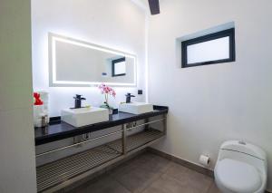 Koupelna v ubytování Instyle Residences at RIZZ SUITES