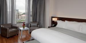 سرير أو أسرّة في غرفة في Eko Hotel Signature