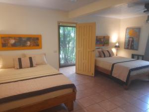 Postel nebo postele na pokoji v ubytování Coyaba Tropical Elegant Adult Guesthouse + 37 fotografií