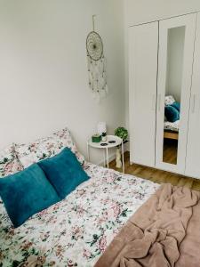 a bedroom with a bed and a mirror at Domki Zorza in Darłowo