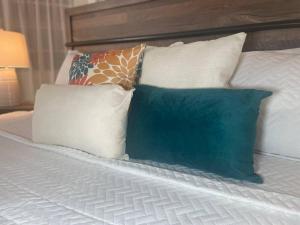 un letto con quattro cuscini sopra di Unwind at Idyllic Escape! a Dickenson Bay