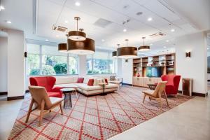 ワシントンにあるHoliday Inn Washington-Central/White House by IHGのリビングルーム(赤い椅子、ソファ付)