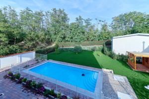 an overhead view of a swimming pool in a yard at La Villa in Novara