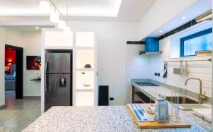 Kuchyň nebo kuchyňský kout v ubytování Instyle Residences at RIZZ SUITES