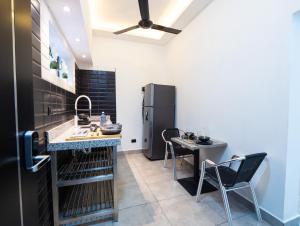 Kuchyň nebo kuchyňský kout v ubytování Instyle Residences at RIZZ SUITES