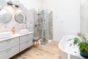 Un baño con dos lavabos y una ducha. en Merveille des Chartrons, en Burdeos 5 fotos más