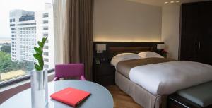 سرير أو أسرّة في غرفة في Eko Hotel Signature