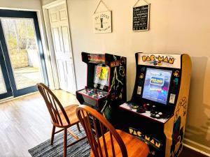 Habitación con 2 juegos de arcade, mesa y sillas en The Basye House - Secluded Mountain Valley Getaway en Basye