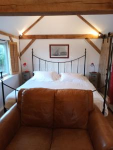 Postel nebo postele na pokoji v ubytování The Music Room - Kingsize Double Oak Studio - Sleeps 2 - Quirky - Rural