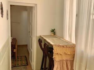 um quarto com uma mesa com duas cadeiras e uma cortina em B&B Mina Clavero em Mina Clavero