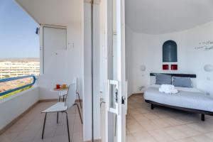 une chambre avec un lit, une table et une fenêtre dans l'établissement 418 Paranoramic View By Paramount Holidays, à Adeje 19 autres photos