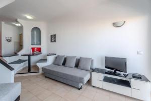 un salon avec un canapé et une télévision dans l'établissement 418 Paranoramic View By Paramount Holidays, à Adeje