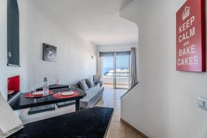 un salon avec un canapé et une table dans l'établissement 418 Paranoramic View By Paramount Holidays, à Adeje