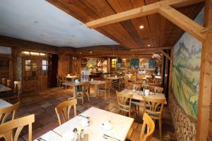 Restaurace v ubytování Hotel-Gasthof Hirschen + 7 fotografií