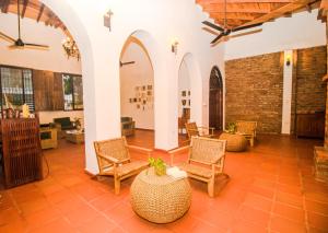 una sala de estar con sillas y una mesa en LITERATIUM, en Mompox