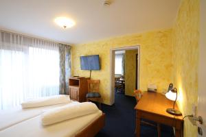 Rúm í herbergi á Hotel-Gasthof Hirschen