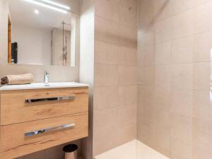 a bathroom with a sink and a shower at Appartement Valmorel, 5 pièces, 11 personnes - FR-1-291-700 in Valmorel