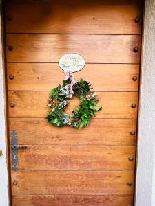 uma porta com uma coroa de flores em TellaHouse em Chamonix-Mont-Blanc