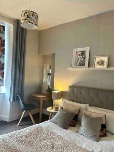 1 dormitorio con cama, escritorio y silla en Ground Floor Flat Close to city en Edimburgo