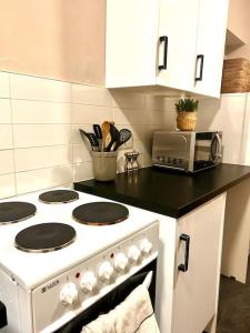 cocina con fogones blancos y microondas en Ground Floor Flat Close to city en Edimburgo