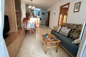 AZUL 2 bedroom apartment in Salou Tarragona في سالو: غرفة معيشة مع أريكة وطاولة