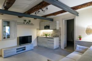 a living room with a couch and a kitchen at Dimo' Rè in Farnese
