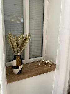 a black and white vase sitting on a window sill at Bleu Suprême balnéo in Vierzon