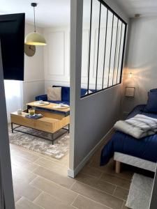 Tempat tidur dalam kamar di Bleu Suprême balnéo