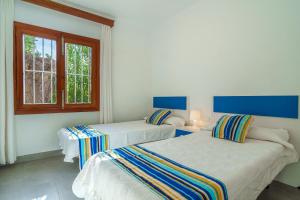 En eller flere senge i et værelse på G403 Gran Canal by Mallorca Villa Selection + 27 billeder