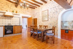 een keuken met een tafel en stoelen in een kamer bij Son Suau Vell by Mallorca House Rent in Felanitx