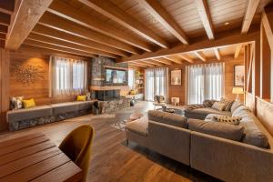 a living room with two couches and a fireplace at Chalet Jardin Alpin Valberg in Péone