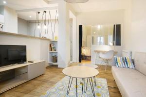 Nice flat ideal near Part-Dieu and Brotteaux في ليون: غرفة معيشة مع أريكة وطاولة