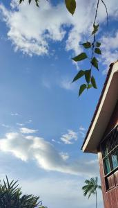 Ribeirinhos Hostel في Maués: منظر السماء من المنزل