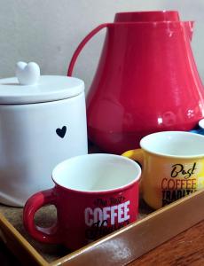 bandeja con 2 tazas de café y licuadora en Ribeirinhos Hostel en Maués