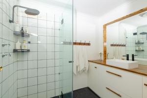 a bathroom with a glass shower and a sink at Hallett Cove House 6Bed 3Bath Full Kitchen Fast Wifi 5TV Netflix Espresso-Perfect for large families in Halletts Cove