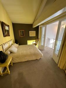 um quarto com uma cama e uma varanda em (A)Typique Chartrons em Bordeaux